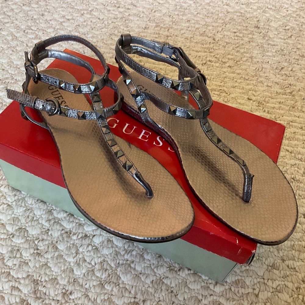 ☀️ GUESS Margie Pewter gladiator sandals 7